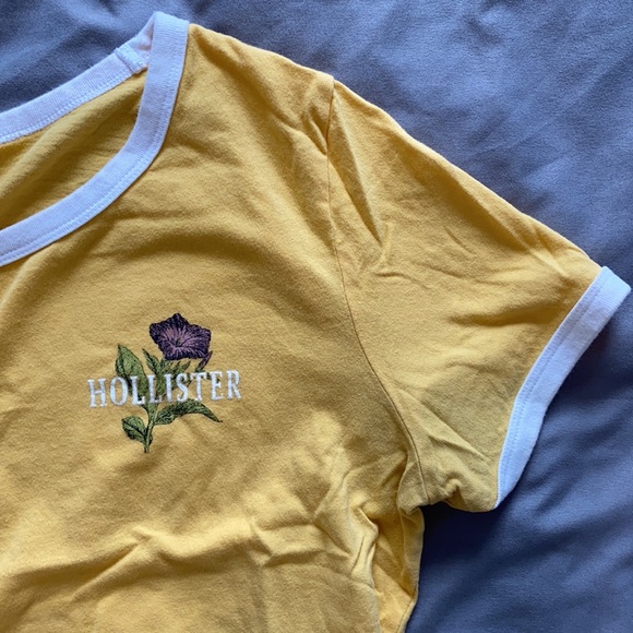 *GIFT* Hollister Cropped T-Shirt - Picture 3 of 5